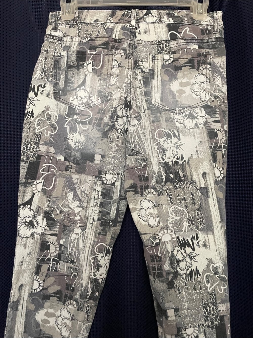 LOGO by Lori Goldstein Floral Abstract Capris - Gray Multi - Picture 4 of 11